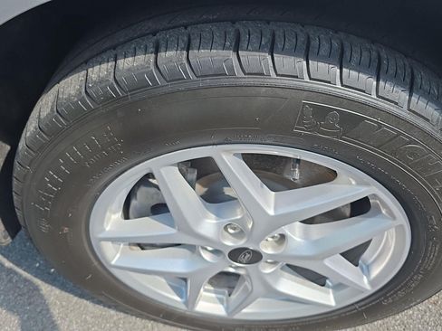 Used 2024 Ford Edge SEL AWD/4WD image 9