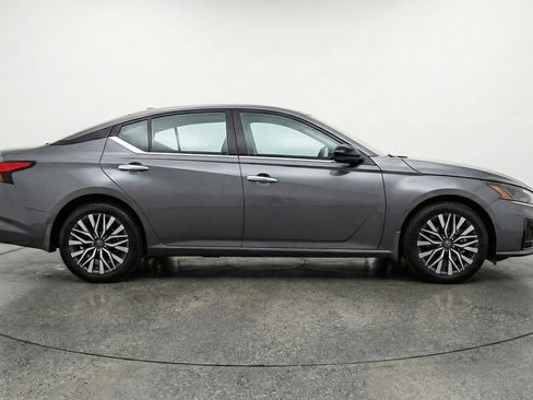 Used 2025 Nissan Altima 2.5 SV image 11