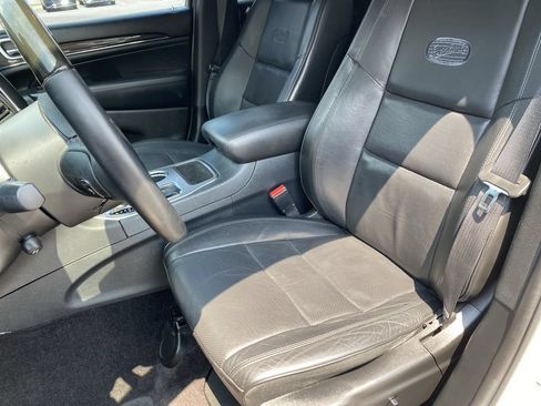 Used 2018 Jeep Grand Cherokee Overland RWD image 11