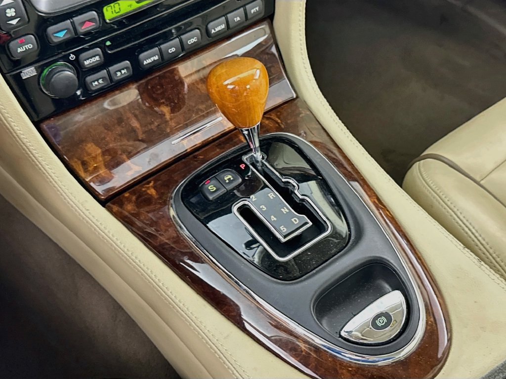 Used 2005 Jaguar XJ8 RWD image 16