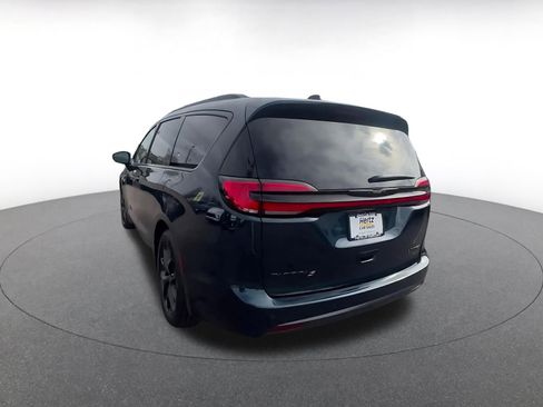 Used 2025 Chrysler Pacifica Limited image 11