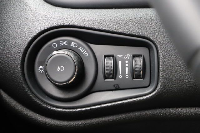 Used 2023 Jeep Renegade Trailhawk AWD/4WD image 35