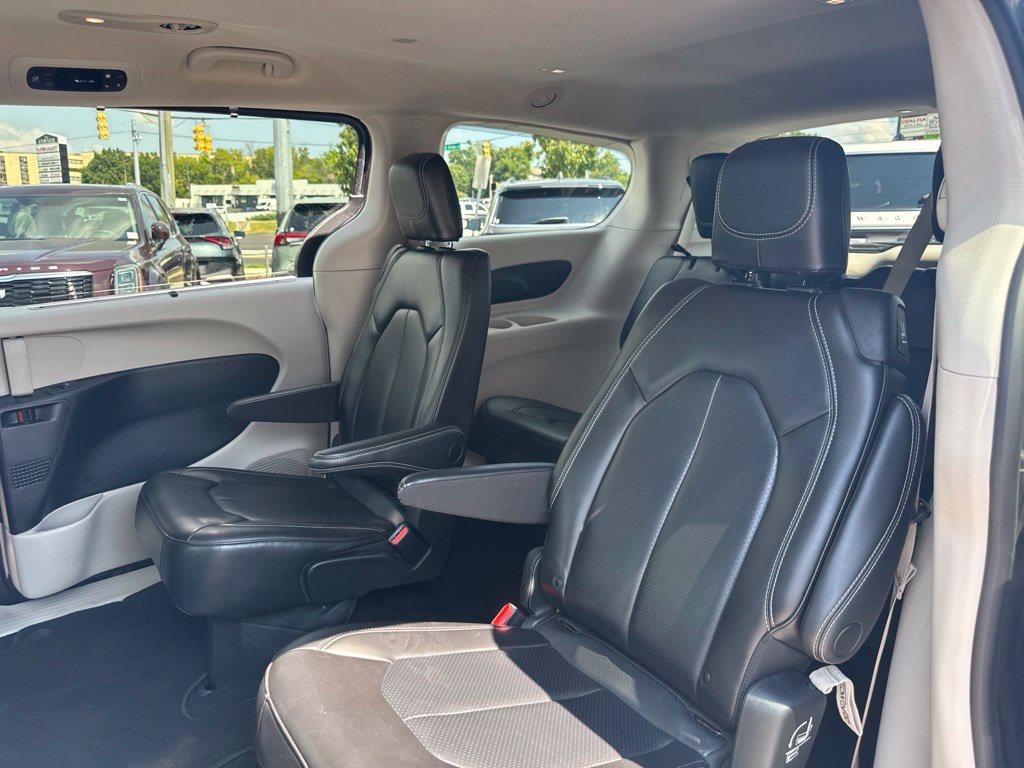Used 2023 Chrysler Pacifica Touring-L FWD image 25