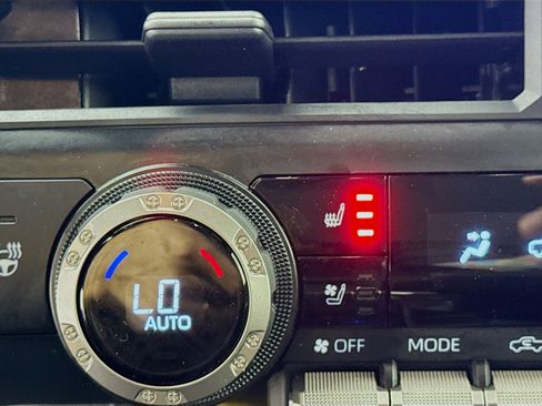 Used 2024 Toyota Tacoma TRD Off-Road w/ TRD Off Road Premium Package image 21