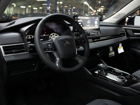 New 2025 Mitsubishi Outlander SE image 5
