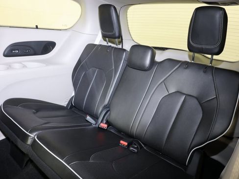 Used 2022 Chrysler Pacifica Limited image 12