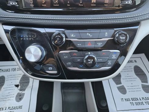 Used 2024 Chrysler Pacifica Select image 20