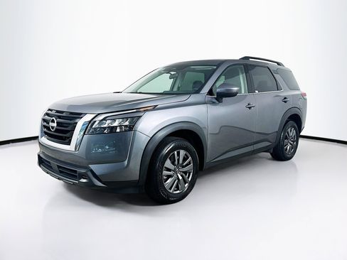 Used 2025 Nissan Pathfinder SV FWD image 3