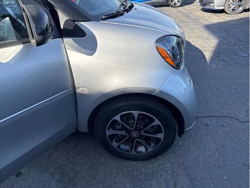 Used 2016 smart fortwo passion RWD image 11