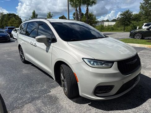 Used 2021 Chrysler Pacifica Touring-L w/ Uconnect Theater Family Group FWD image 2