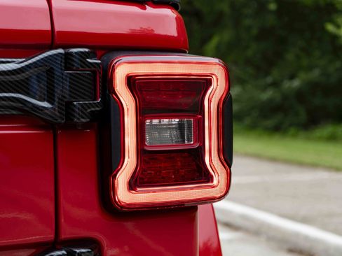 Used 2022 Jeep Wrangler Unlimited Sahara AWD/4WD image 13