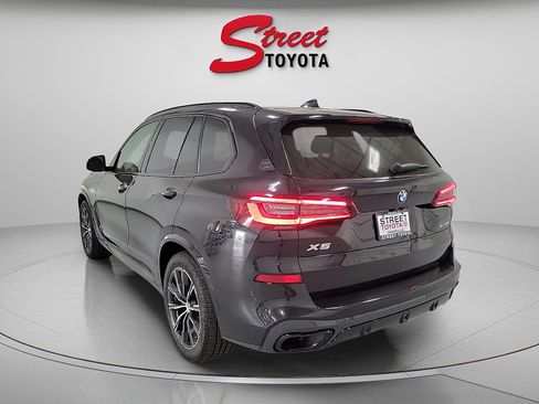 Used 2022 BMW X5 xDrive40i w/ M Sport Package AWD/4WD image 2