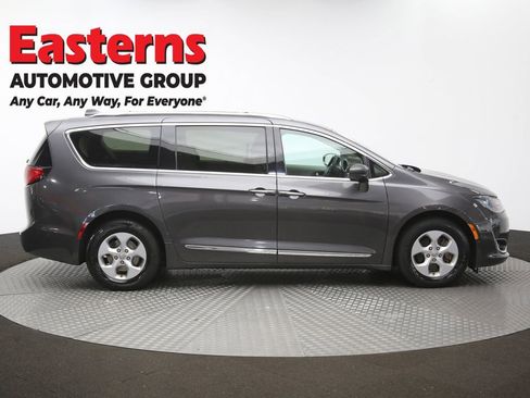 Used 2017 Chrysler Pacifica Touring-L Plus w/ Advanced Safetytec Group FWD image 47