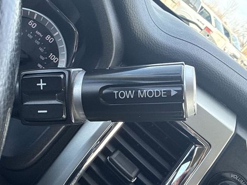 Used 2019 Nissan Titan SV w/ SV Convenience Package image 21