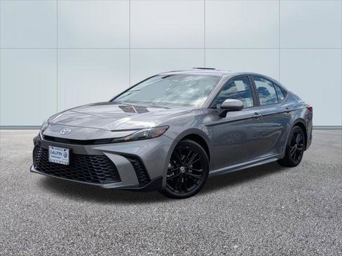 Used 2025 Toyota Camry SE FWD image 1