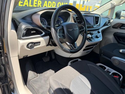 Used 2020 Chrysler Voyager LX FWD image 16