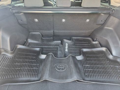 Used 2021 Toyota RAV4 XLE w/ Convenience Package FWD image 20