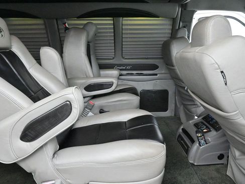 Used 2017 GMC Savana 2500 RWD image 36
