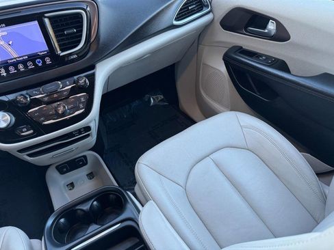 Used 2017 Chrysler Pacifica Touring-L image 19