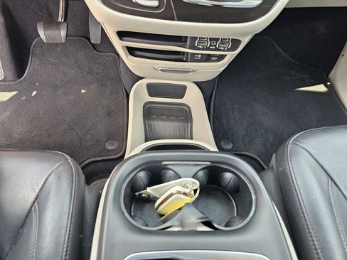Used 2022 Chrysler Pacifica Touring-L FWD image 25