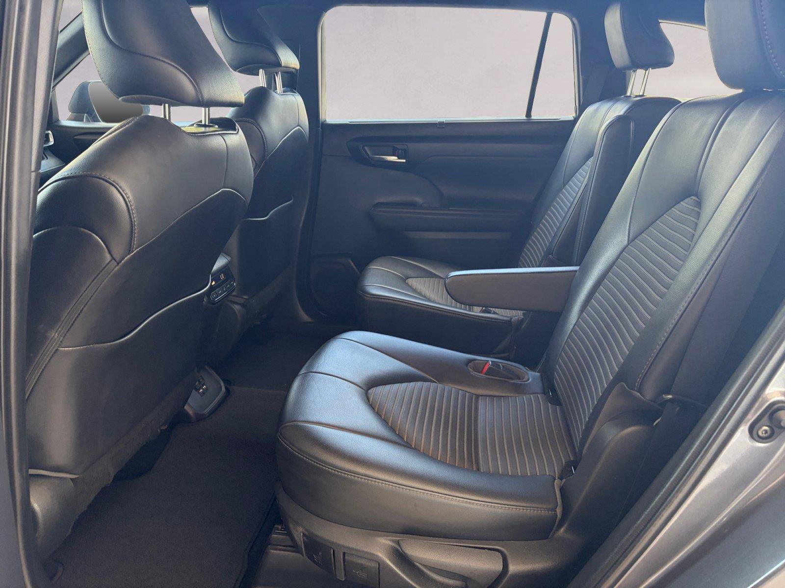 Used 2021 Toyota Highlander XSE FWD image 13