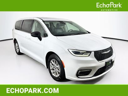 Used 2024 Chrysler Pacifica Touring-L