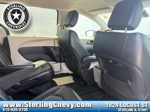Used 2023 Chrysler Pacifica Touring-L FWD image 15