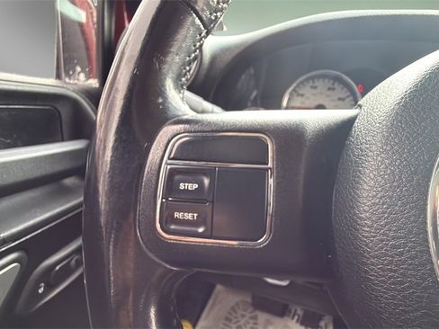 Used 2012 Jeep Wrangler Unlimited Sahara image 26