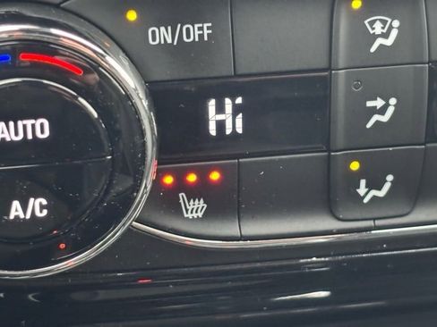 Certified 2025 Chevrolet Trax RS w/ Sunroof Package image 31