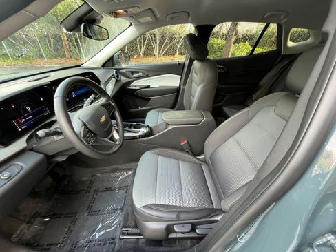 Used 2025 Chevrolet Trax LT w/ LT Convenience Package image 24