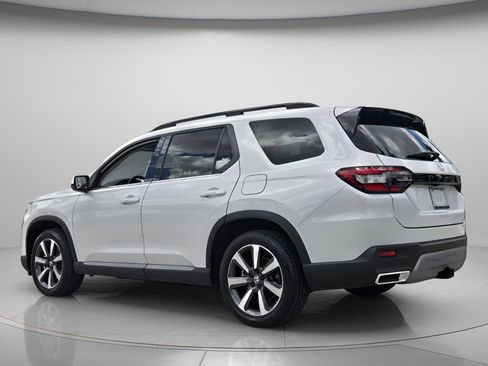 Certified 2025 Honda Pilot Touring image 8