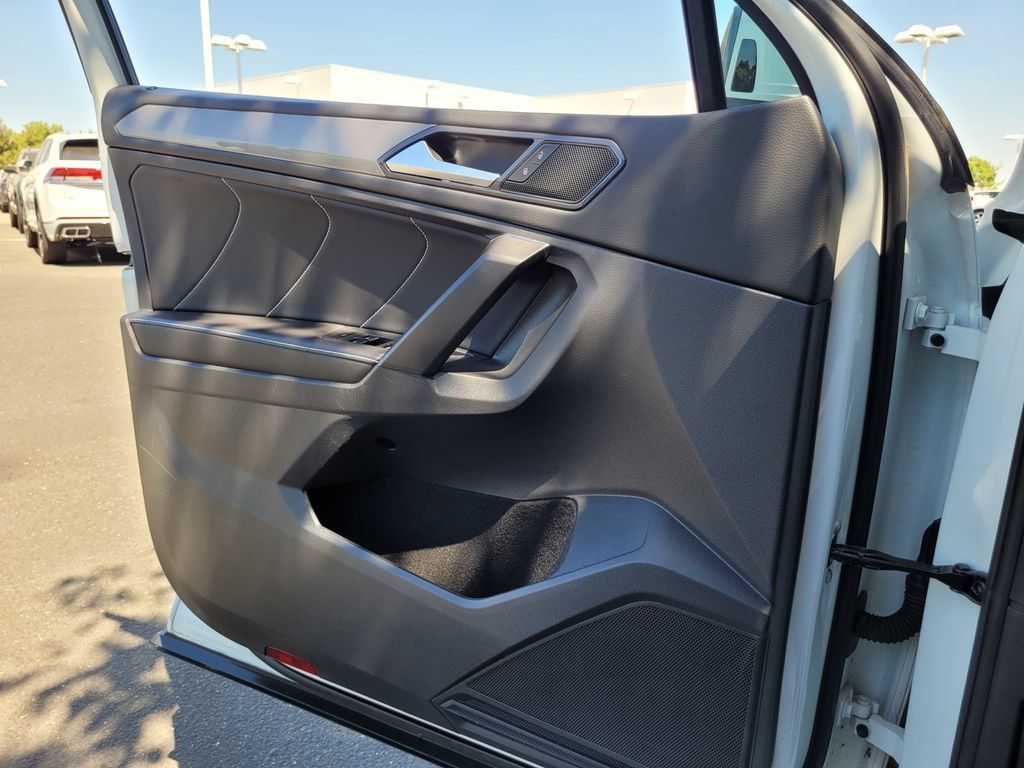 Used 2023 Volkswagen Tiguan SE AWD/4WD image 25