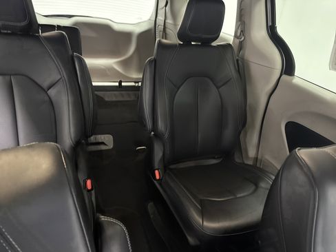 Used 2024 Chrysler Pacifica Select image 40