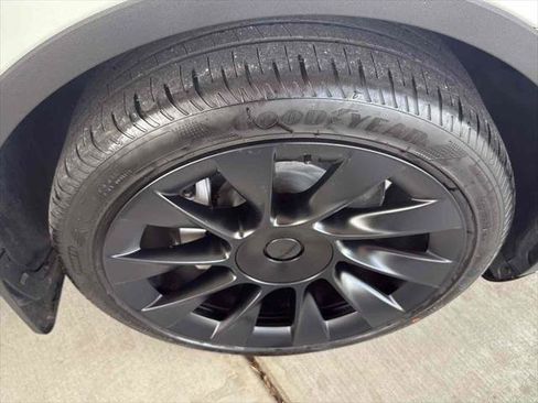 Used 2023 Tesla Model Y Long Range image 9