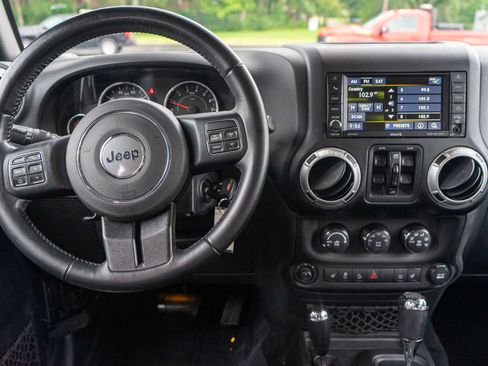 Used 2017 Jeep Wrangler Unlimited Sahara w/ Connectivity Group AWD/4WD image 12