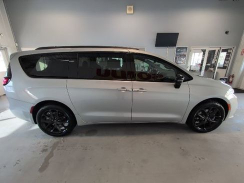New 2026 Chrysler Pacifica Select w/ S Appearance Package AWD/4WD image 6