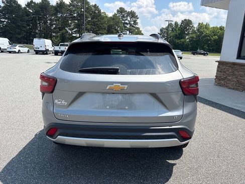 Used 2024 Chevrolet Trax LT w/ Sunroof Package FWD image 7