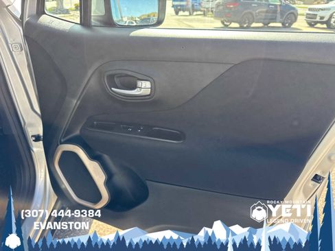 Used 2016 Jeep Renegade Latitude w/ Popular Equipment Group AWD/4WD image 12
