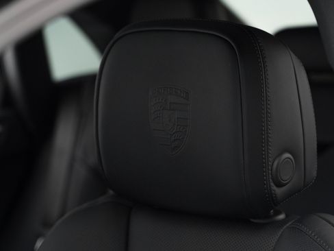 Certified 2025 Porsche Macan AWD/4WD image 16