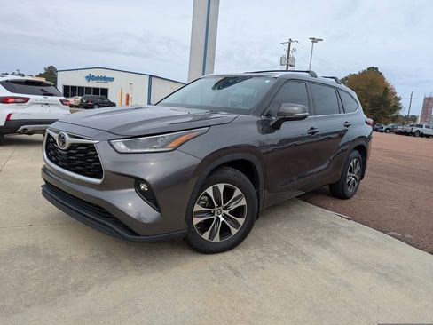 Used 2021 Toyota Highlander XLE image 4