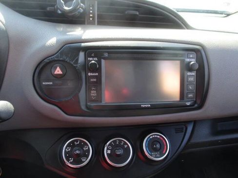Used 2015 Toyota Yaris L image 9