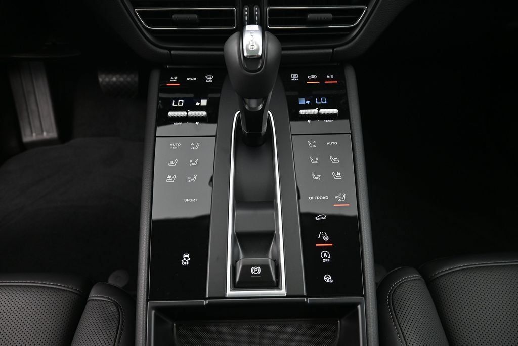 Used 2026 Porsche Macan Turbo AWD/4WD image 18