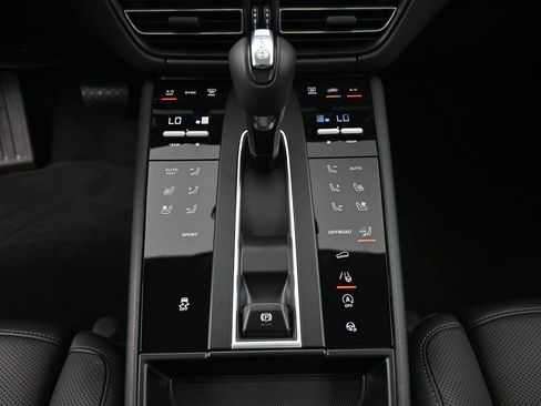 Used 2026 Porsche Macan Turbo AWD/4WD image 18