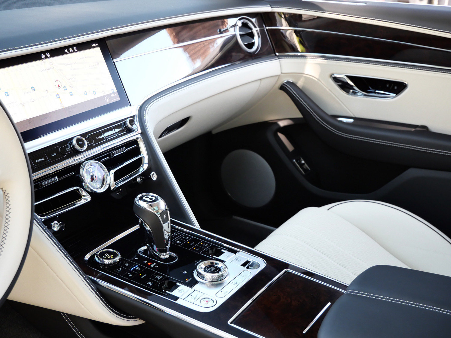 Used 2023 Bentley Flying Spur Plug-In Hybrid AWD/4WD image 16