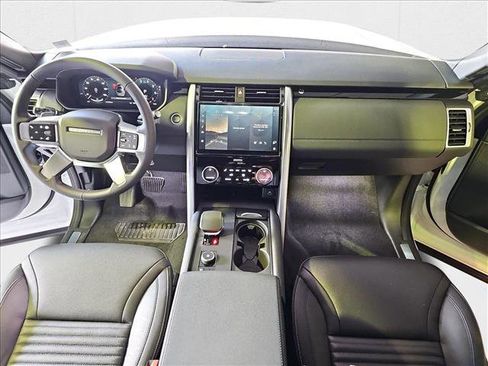 New 2025 Land Rover Discovery S image 9