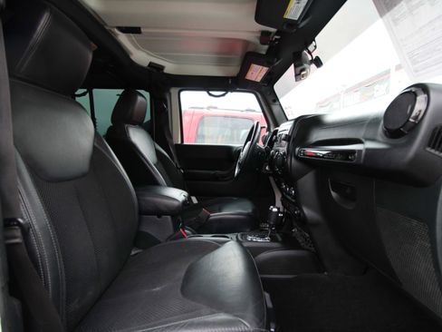 Used 2017 Jeep Wrangler Unlimited Sahara image 8