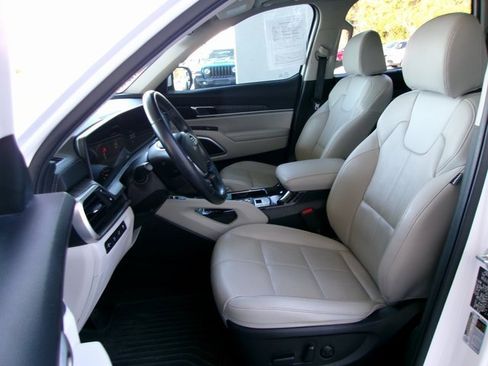 Used 2023 Kia Telluride EX w/ EX Captain's Chair Package image 13