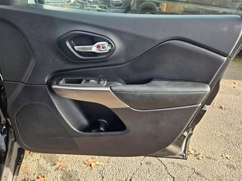 Certified 2021 Jeep Cherokee Latitude Lux w/ Sun & Sound Group image 17