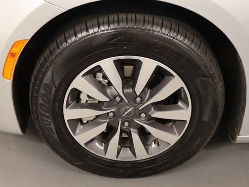 Used 2023 Chrysler Pacifica Touring-L FWD image 8