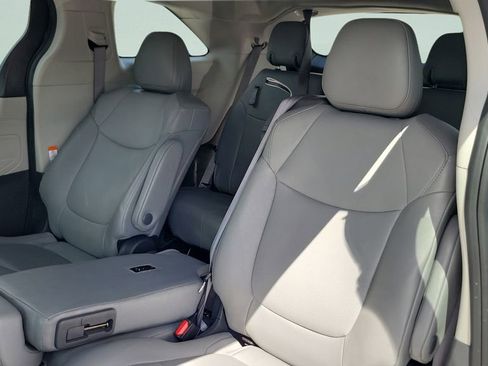 Certified 2024 Toyota Sienna XLE FWD image 10